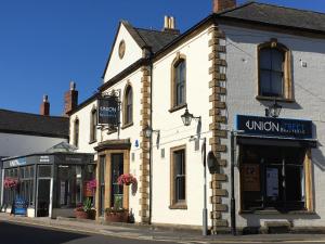 an old white building on a city street at Stylish Flat in Yeovil Somerset in Yeovil