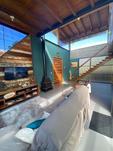 Luxury Holiday Home In Ibiraquera-SC في إيمبيتوبا: سرير كبير في غرفة بها موقد