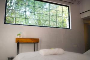 Un pat sau paturi într-o cameră la SoultoSoul Guesthouse