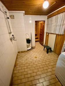 Teuva的住宿－Villa Ketola, spacious house，一间带卫生间的浴室和瓷砖地板。