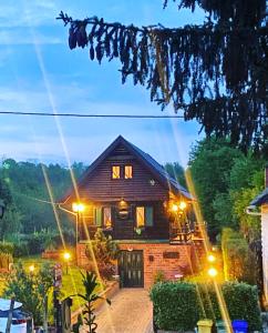 VrbovecにあるM&M Kuća za odmorの夜灯の家