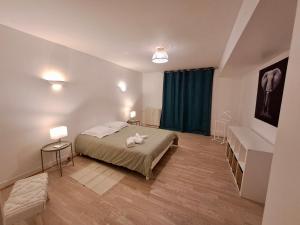 Un dormitorio con una cama con dos animales de peluche encima. en Very beautiful apartment right in the center, en Versalles