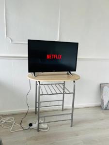 un monitor en una mesa con una señal de netflix en ella en Elegant Downtown Escape en Londres