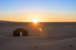 Lever ou coucher de soleil vu de la tente de luxe ou à proximité