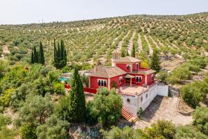 eine Luftansicht eines roten Hauses auf einem Feld in der Unterkunft Hacienda San Marcos in Baena