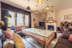 ein Wohnzimmer mit Tisch und Kamin in der Unterkunft Hacienda San Marcos in Baena