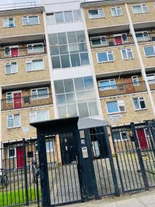 una puerta negra frente a un edificio en Elegant Downtown Escape en Londres