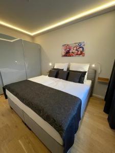 ein Schlafzimmer mit einem großen Bett in einem Zimmer in der Unterkunft SUITE APART direkt am Bahnhof in Eisenach