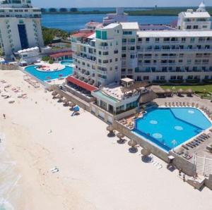 - Vistas aéreas al complejo y a la playa en Cancun Beach Aparthotel Brisas, en Cancún