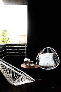 Biały fotel i stół na balkonie w obiekcie Twelve Senses Retreat, a Member of Design Hotels w mieście Encinitas
