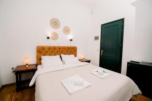 Postel nebo postele na pokoji v ubytování Ntouana hotel