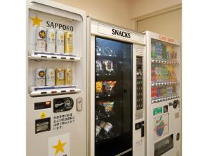 duas máquinas de venda automática com refrigerantes e refrigerantes em Zentsuji Grand Hotel - Vacation STAY 16635v em Zentsuji