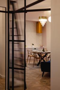uma sala de jantar com uma mesa e um lustre em Urso Apartament Premium em Przemyśl