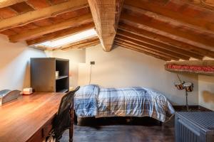 een slaapkamer met een bed in een kamer met houten plafonds bij Villa Petri in Uzzano