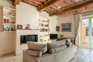 a living room with a couch and a fireplace at Villa Petri in Uzzano