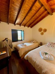 a bedroom with two beds and a window at Pura Vida Matos House in Fafião