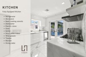 Η κουζίνα ή μικρή κουζίνα στο Miami House with Hot Pool-spa & Pool table L48