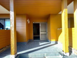 un pasillo de una casa con madera amarilla en Yoronto - Vacation STAY 18850v, en Yoron