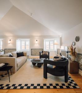 - un salon avec un canapé et une table dans l'établissement Ando Living - Madalena Townhouse, à Lisbonne