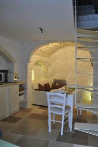 a kitchen and dining room with a table and chairs at 30 Metri Quadri in Ostuni