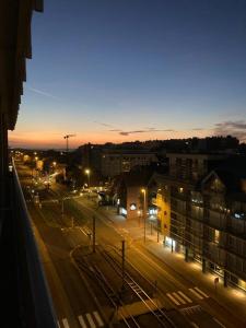 uma vista para uma cidade à noite com luzes de rua em Studio West-Ende em Middelkerke