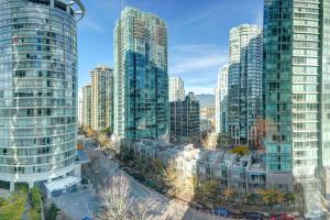 una vista aérea de una ciudad con edificios altos en Dunowen Properties, en Vancouver