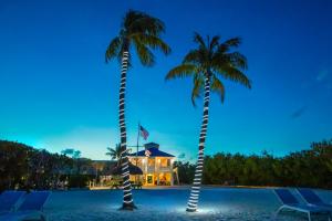 Bazén v ubytování Ocean Pointe Suites at Key Largo nebo v jeho okolí