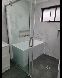 y baño con ducha y puerta de cristal. en Blue Wren BnB Bathurst, en Bathurst