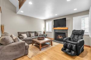 uma sala de estar com um sofá e uma lareira em 3BR with Loft Townhouse 3 Min Walk to Ski Lift em Park City