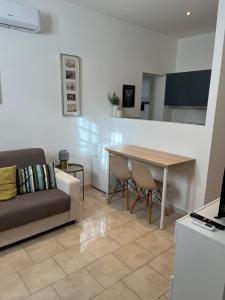 uma sala de estar com um sofá e uma mesa em Emanuele II Apartament Vigevano em Vigevano