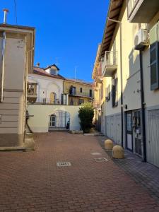 un callejón entre dos edificios con una calle de ladrillo en Emanuele II Apartament Vigevano, en Vigevano