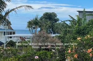 uma vista para o oceano a partir da varanda de uma casa em The Pacific Room, Tapeka Point em Russell