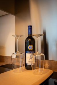 een fles wijn en twee wijnglazen op een tafel bij Central Haven in Belfast