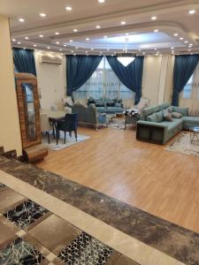 un grand salon avec des canapés et une table dans l'établissement Haram Street Apartment Best Vacation Group, au Caire