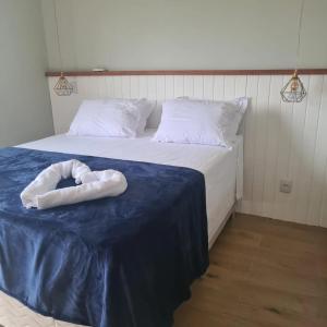 Una cama con una toalla blanca encima. en Casas de alto padrão em Condominio Privado, en Chapada dos Guimarães