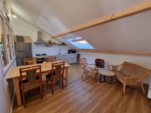 eine Küche und ein Esszimmer mit einem Tisch und Stühlen in der Unterkunft Appartement 4 personnes Lac d'Annecy in Lathuile