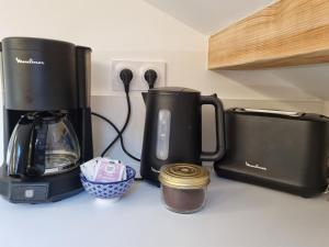 eine Arbeitsplatte mit einer Kaffeemaschine und einem Toaster in der Unterkunft Appartement 4 personnes Lac d'Annecy in Lathuile