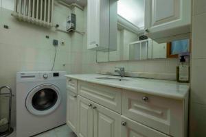 a kitchen with a sink and a washing machine at Bakirkoyde essiz harika konumda in Istanbul