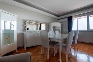 a dining room with a table and chairs at Bakirkoyde essiz harika konumda in Istanbul