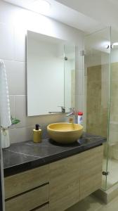 La salle de bains est pourvue d'un lavabo en bois sur un comptoir. dans l'établissement TOCANCIPÁ, Increíble, Hermoso y Moderno APARTAMENTO COMPLETO!, à Tocancipá