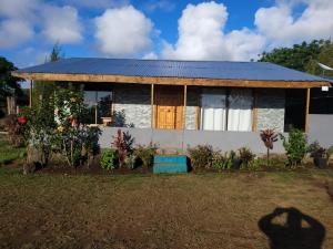 a house with a solar roof on top of it at Cabaña tongarikii in Hanga Roa