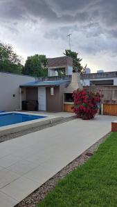 a house with a swimming pool in the yard at Holiday Home Mi Refugio in Mar del Plata