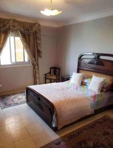 - une chambre avec un lit et une télévision dans l'établissement 3-Bedroom Apartment with Stunning Sea-Side View, à Alexandrie