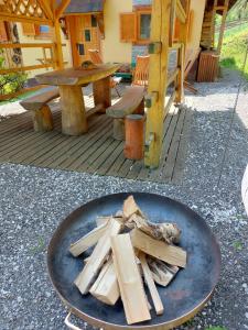 two pictures of a table and a plate of wood at Počitniška hiška Kašta in Luče