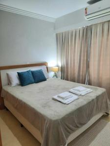 una camera da letto con un grande letto con asciugamani di Maximus Luxury in Perdizes - Allianz - Com estacionamento a San Paolo