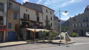 una calle de la ciudad con edificios y un semáforo en Auberge Roman, en La Javie