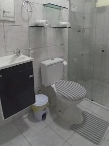 ein Bad mit einem WC, einem Waschbecken und einer Dusche in der Unterkunft Flat Aconchego das Meninas in Porto De Galinhas