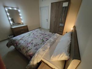 Schlafzimmer mit einem Bett, einer Kommode und einem Spiegel in der Unterkunft Bedroom 3, Couples should be married in Abu Dhabi