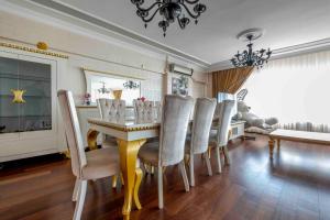 - une salle à manger avec une table et des chaises dans l'établissement Bakirköyde Saray Dairesi, à Istanbul
