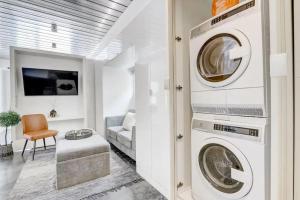 KCM Mikros Smart Apartments 6 في كليفلاند: غرفة غسيل مع غسالة ومجفف